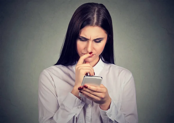 Mujer joven preocupada viendo smartphone — Foto de Stock