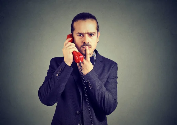 Hombre confundido hablando por teléfono — Foto de Stock