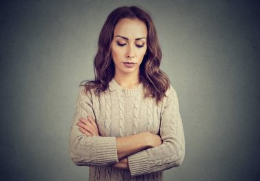 Gri üzerine poz yorgun kum kadın