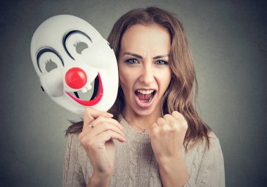 Palyaço maskesi ile öfkeli kadın