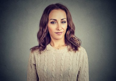 Şüpheli modeli kameraya güvensizlik ile seyir