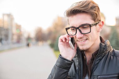 Telefon görüşmesi dışında sahip içerik adam