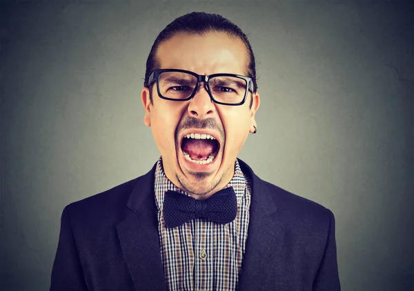 Křičí expresivní muž — Stock fotografie