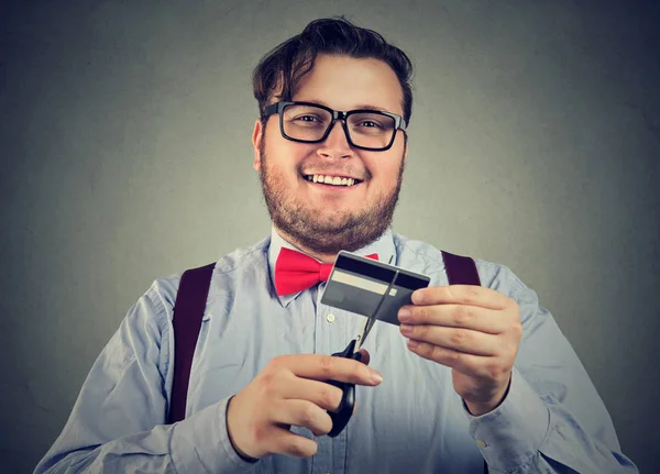 Hombre feliz con pago de crédito — Foto de Stock