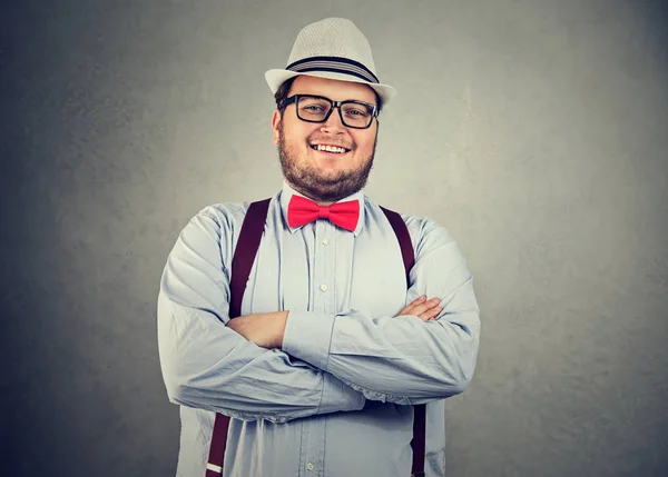 Stijlvolle dikke man poseren met vertrouwen — Stockfoto