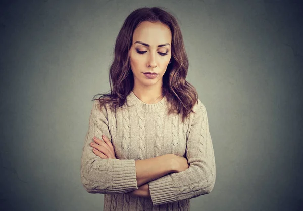 Müde Sandfrau posiert auf Grau — Stockfoto