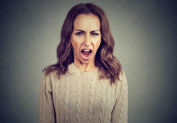 Mujer enojada gritando en la locura — Foto de Stock