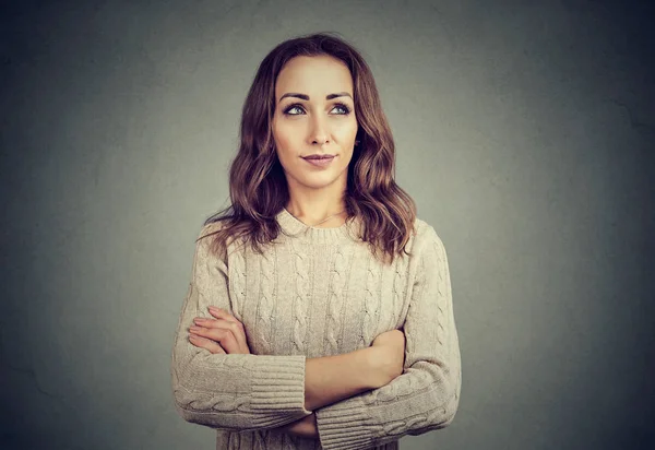 Frau sieht beleidigt aus, während sie auf grau posiert — Stockfoto