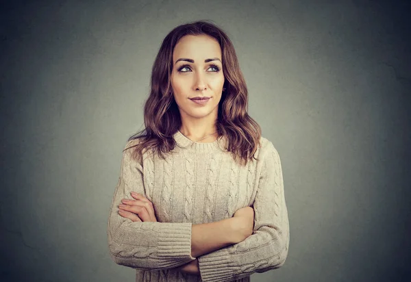 Vrouw op zoek beledigd terwijl poseren op grijs — Stockfoto