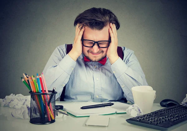 Stressbelasteter Mann hat Probleme bei der Arbeit — Stockfoto