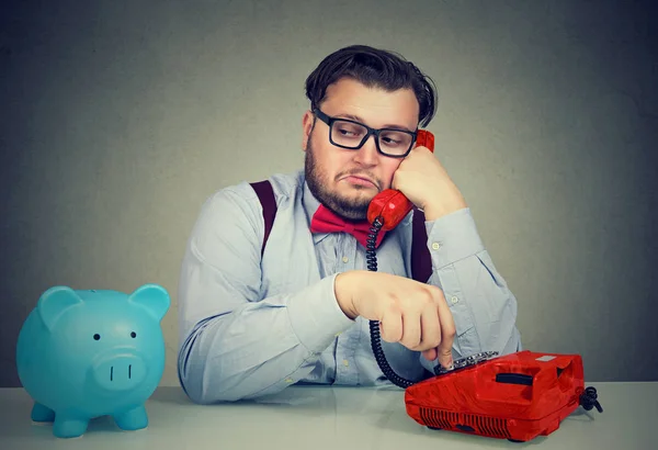 Werknemer van de Bank gelet telefoongesprek — Stockfoto