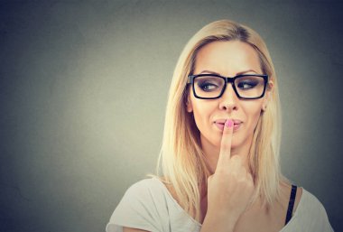 Çekici model gri üzerine poz