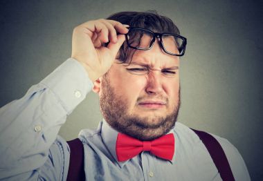 Genç huysuz adam gayreti içinde