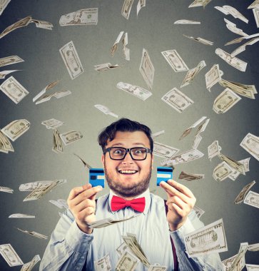 Neşeli adam para bonus ile heyecanlı