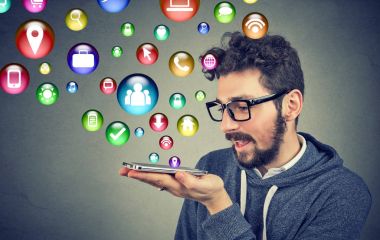 Smartphone uygulamaları kullanan adam