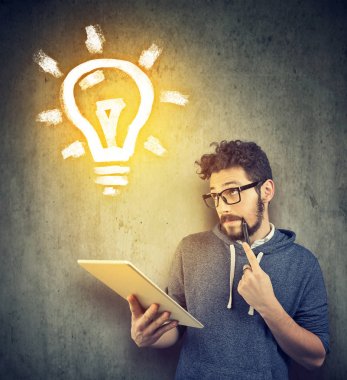 Öğrenme tablet ile genç adam