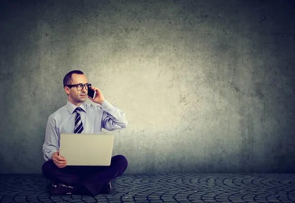 Man aan het werk hard in eenvoudige voorwaarden — Stockfoto