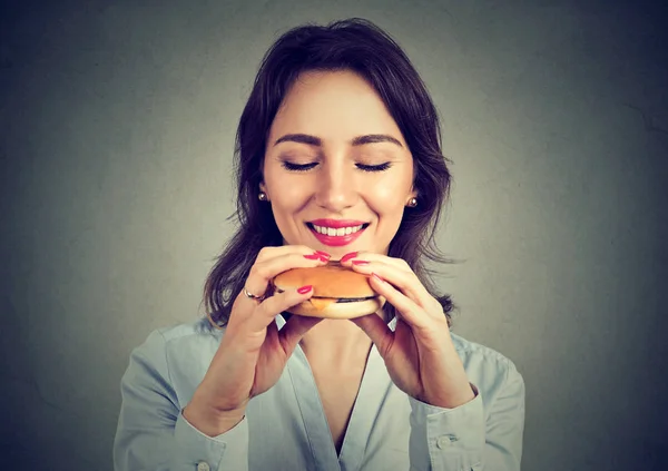 Junge Frau genießt Fast Food — Stockfoto
