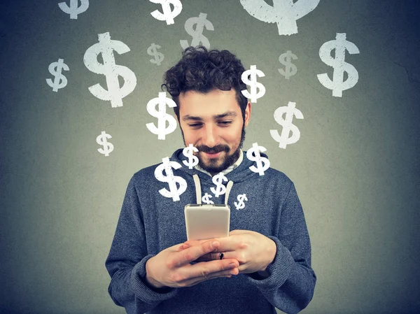 Hombre ganando dinero por teléfono —  Fotos de Stock