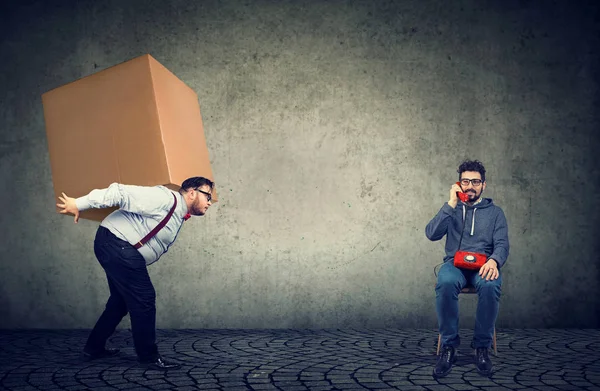 Hombre grueso entregando caja al hombre — Foto de Stock