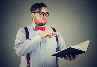 Adam alarak fotoğraf kitap