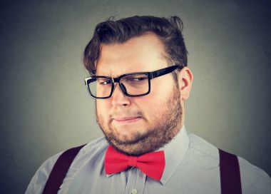 Uzak disfavour ile görünen adam