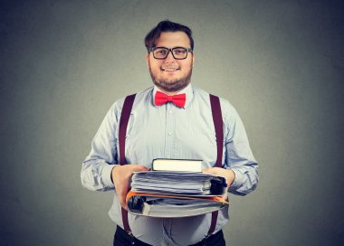 Çalışkan öğrenci ders kitapları ile