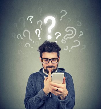 Modern smartphone ile karışık adam