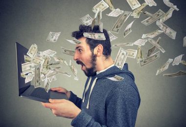 Heyecanlı adam online hizmet ile kazanma