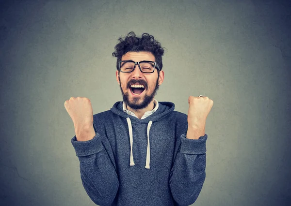 Gelukkig succesvolle man winnen, fists gepompt vieren succes — Stockfoto