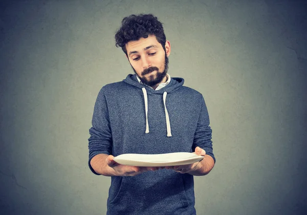 Hombre con el plato vacío mirando triste —  Fotos de Stock