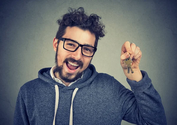 Homem animado ter novo apartamento — Fotografia de Stock