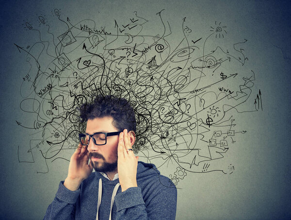 Задумчивый напряженный человек с беспорядком в голове
