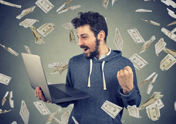 Succesvolle jonge man met laptop opbouwen online bedrijf geld verdienen — Stockfoto