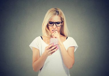 Telefon kullanan karışık genç kadın