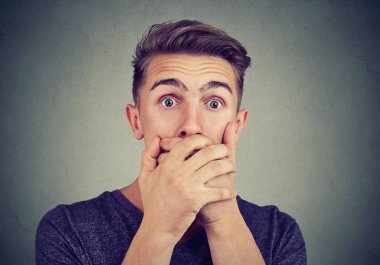 Kameraya bakarak şok korkmuş yüz endişeli delikanlı