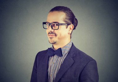 Kurnaz genç adam kameraya bakan