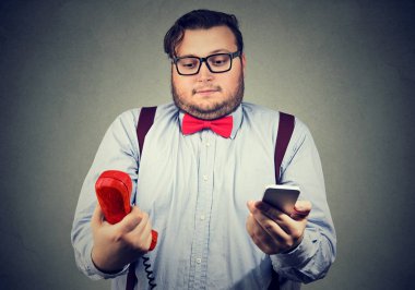 Eski ve yeni telefonlar ile karışık adam
