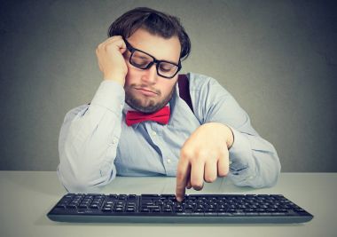 Procrastinating tembel tıknaz ofis çalışanı