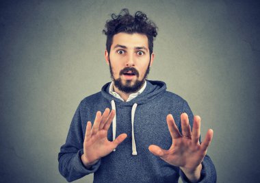 Fobi sahip ve elleriyle savunan adam