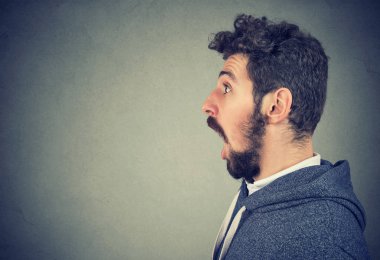 Etkileyici adam uzakta şok bakan