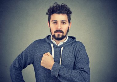 Gurur kendine güvenen genç adam kameraya bakan