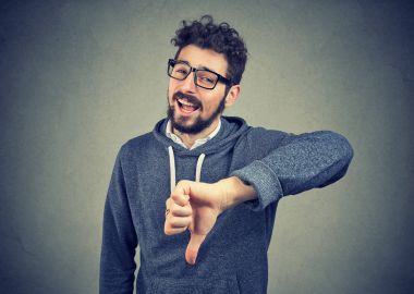 İronik adam başparmak gösterilmesini