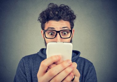 Smartphone vasıl bakarak şok genç adam