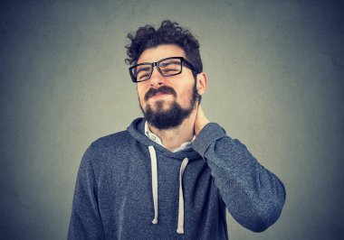 Boyun ağrısı olan adam vurguladı