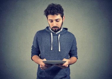 Mutsuz adam tablet kullanma