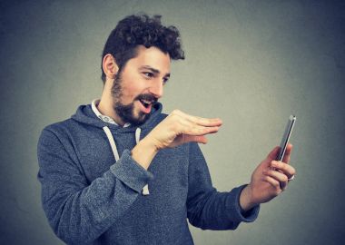 Adam smarpthone ile işleme ve el hareketi