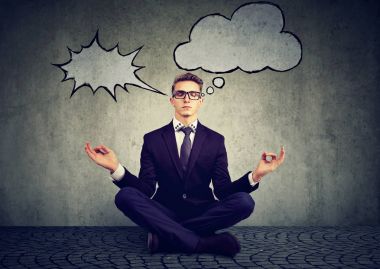 İş adamı meşgul Kurumsal hayatın stres rahatlatmak için meditasyon