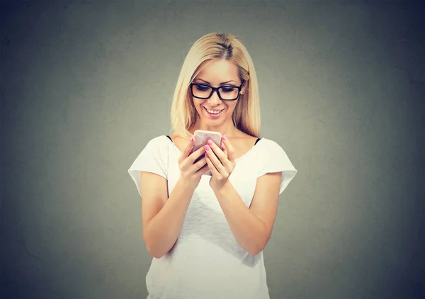 Menina conteúdo usando smartphone moderno — Fotografia de Stock