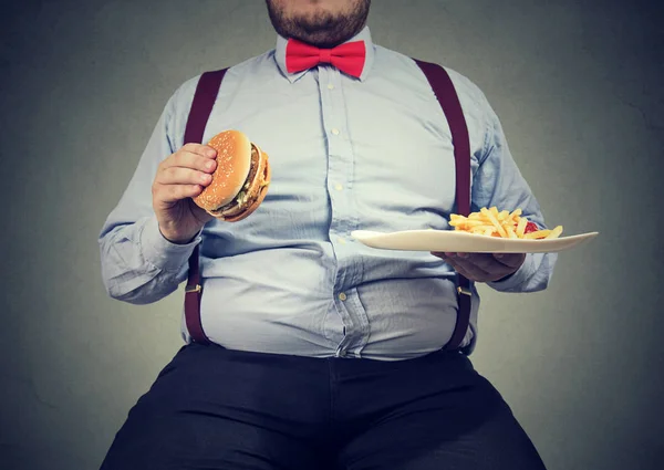 Homem obeso comer fast food — Fotografia de Stock